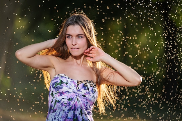 Portrait d'une belle femme européenne en plein air.