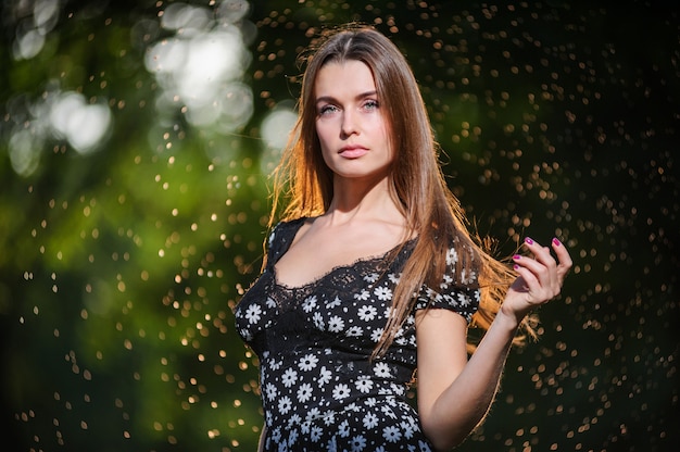 Portrait d'une belle femme européenne en plein air.