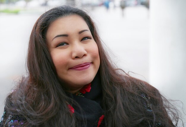 Photo portrait d'une belle femme à l'extérieur