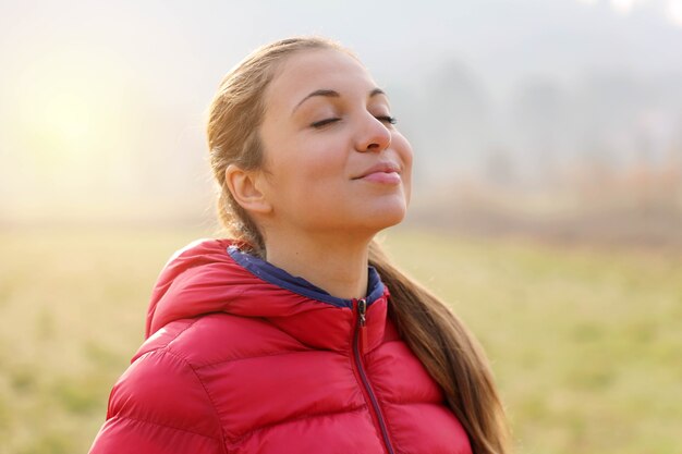 Portrait d'une belle femme faisant des exercices de respiration