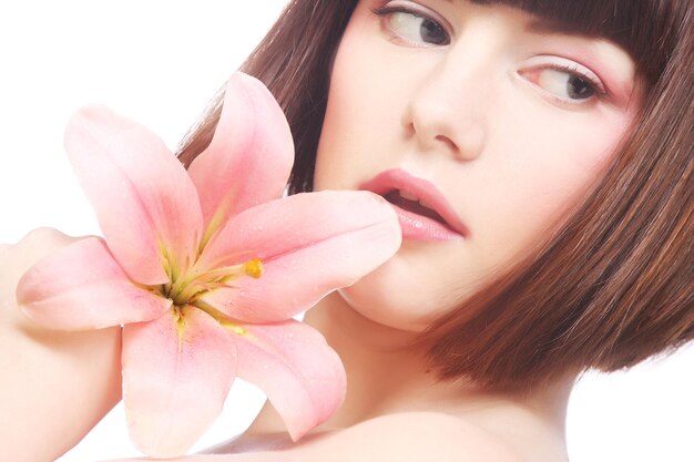 Portrait de la belle femme avec une fleur de Lys rose