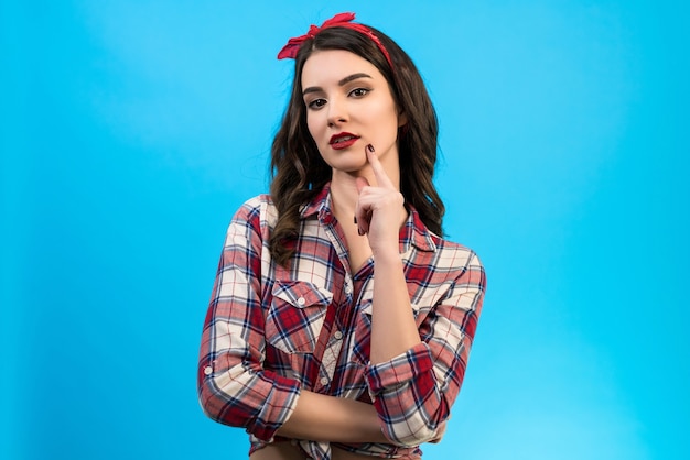 Le portrait de la belle femme sur le fond bleu