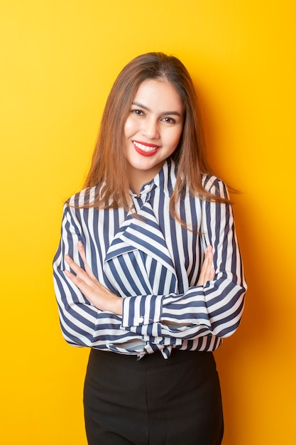 Portrait De Belle Femme Sur Fond Jaune