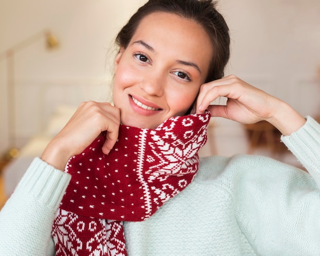 Portrait de la belle femme avec foulard