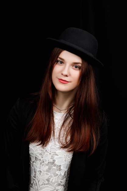 Portrait de belle femme avec un grand chapeau