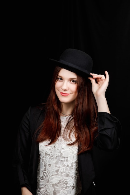 Portrait De Belle Femme Avec Un Grand Chapeau