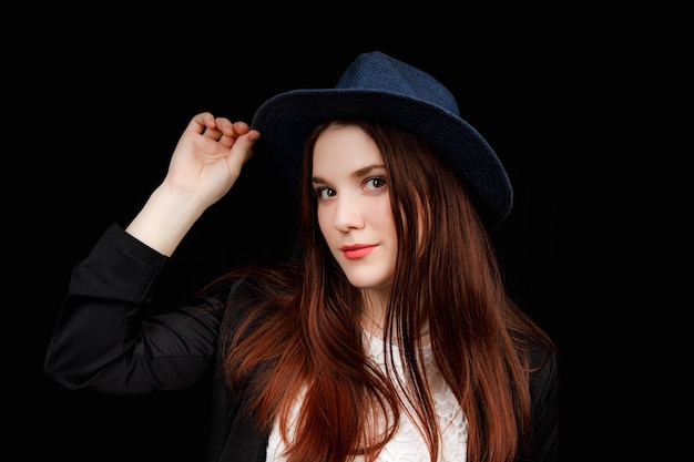 Portrait de belle femme avec un grand chapeau