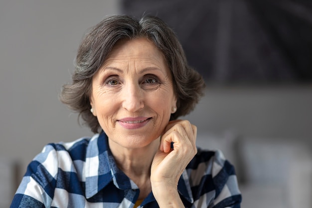 Portrait d'une belle femme heureuse âgée se bouchent