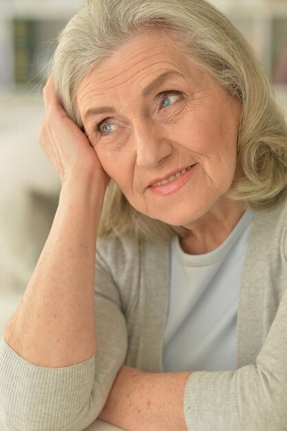 Portrait de belle femme heureuse à la maison