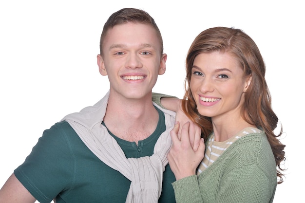 Portrait de belle femme et homme posant isolé sur blanc