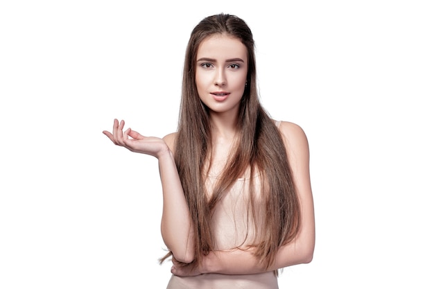 portrait de belle femme indignée aux cheveux longs isolé sur fond blanc.