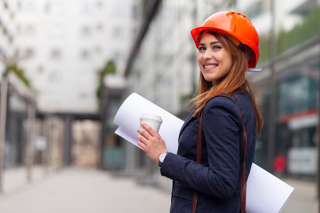 Portrait d'une belle femme ingénieur tenant une tasse de café