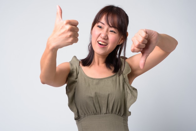 Portrait de la belle femme japonaise sur blanc