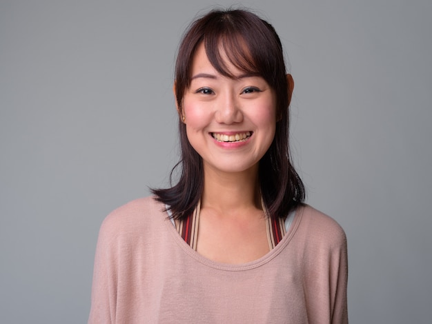 Portrait de la belle femme japonaise sur blanc