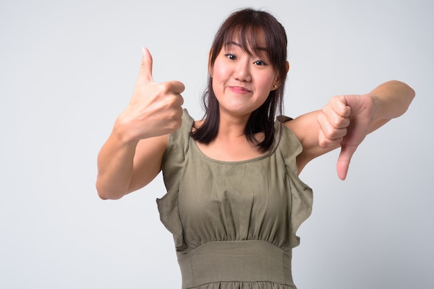 Photo portrait de la belle femme japonaise sur blanc