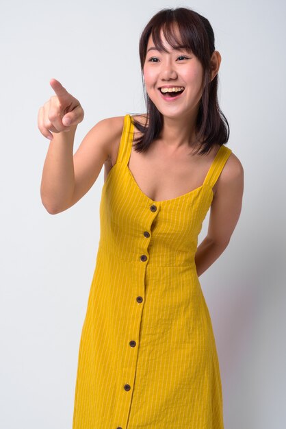 Portrait de la belle femme japonaise sur blanc