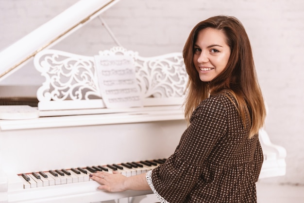 Portrait d&#39;une belle femme jouant du piano