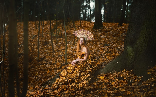 Portrait de belle femme en kokoshniks, robe de feuilles d'automne, fille de beauté dans le parc d'automne