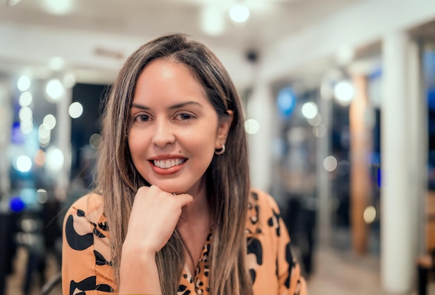 Photo portrait belle femme latine regardant la caméra souriante heureuse à l'intérieur à l'intérieur x9