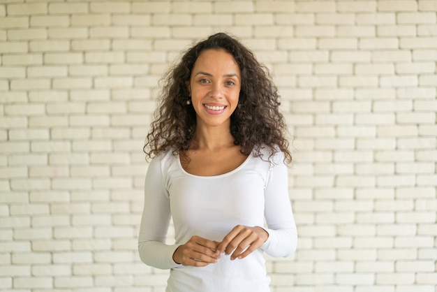 Portrait belle femme latine avec le sourire et le sentiment heureux