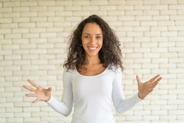 portrait belle femme latine avec sourire et sentiment heureux