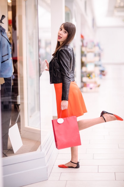 Portrait de belle femme lèche-vitrine