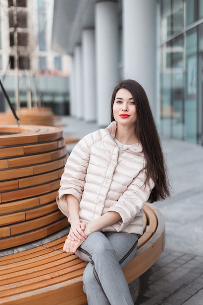 portrait belle femme avec des lèvres rouges et sac à dos