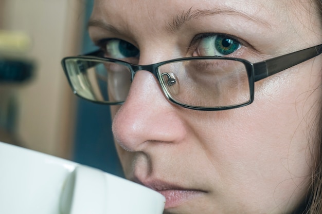 Photo portrait d'une belle femme à lunettes