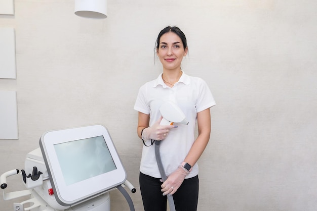 Portrait d'une belle femme maître de l'épilation au laser dans un salon de beauté