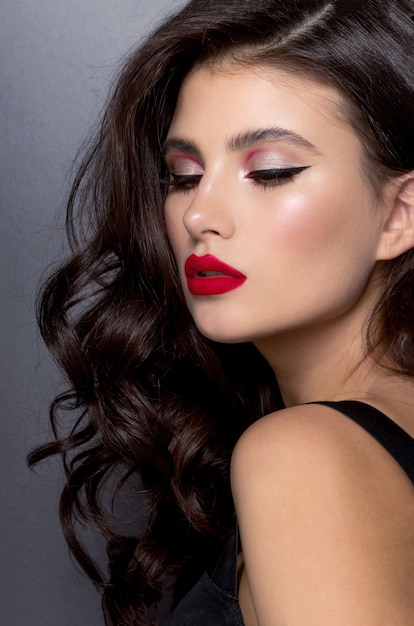 Portrait de belle femme avec maquillage et cheveux bouclés