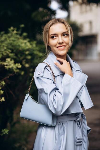 Portrait de belle femme marchant dans le parc