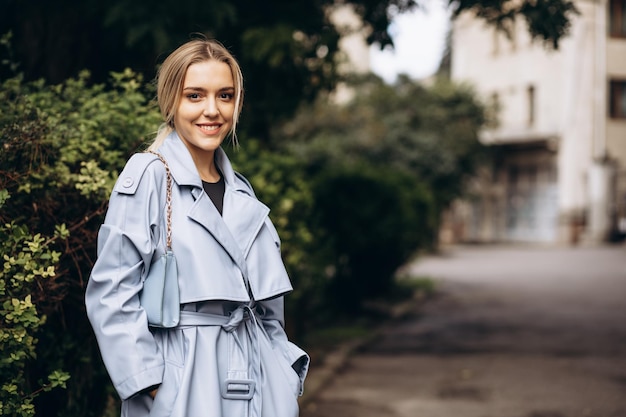 Portrait de belle femme marchant dans le parc