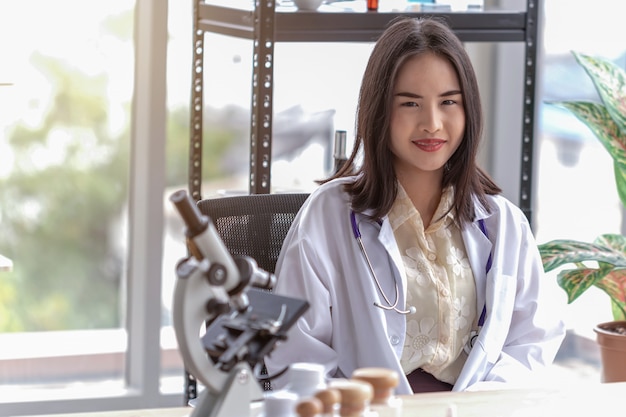 Portrait de la belle femme médecin au bureau