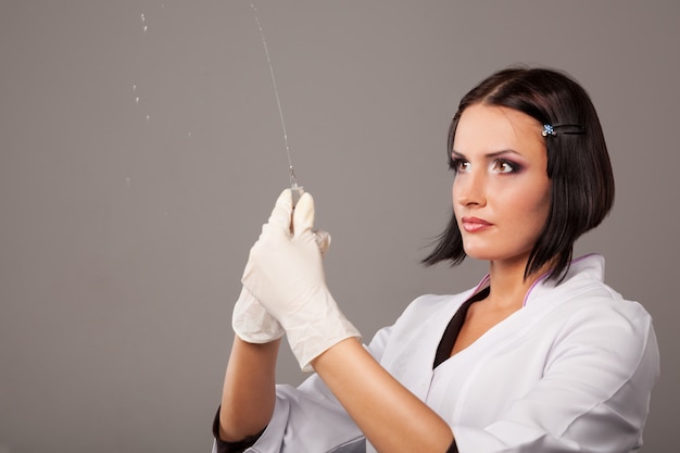 Portrait d'une belle femme médecin aux yeux bruns