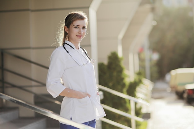 Portrait d'une belle femme médecin ou infirmière.