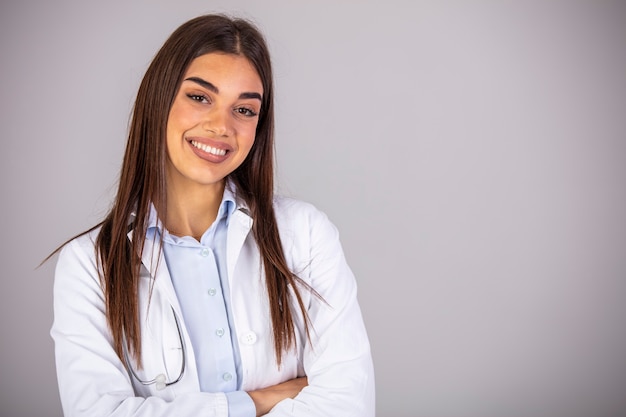 Photo portrait de la belle femme médecin regardant la caméra. belle femme médecin. femme médecin habillé blanc uniforme médical portrait studio isolé.