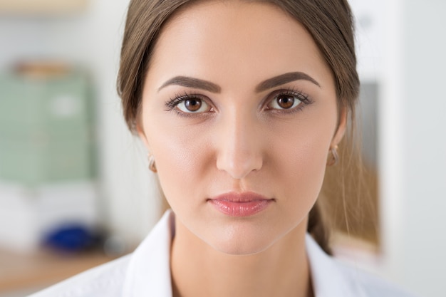 Portrait de la belle femme médecin