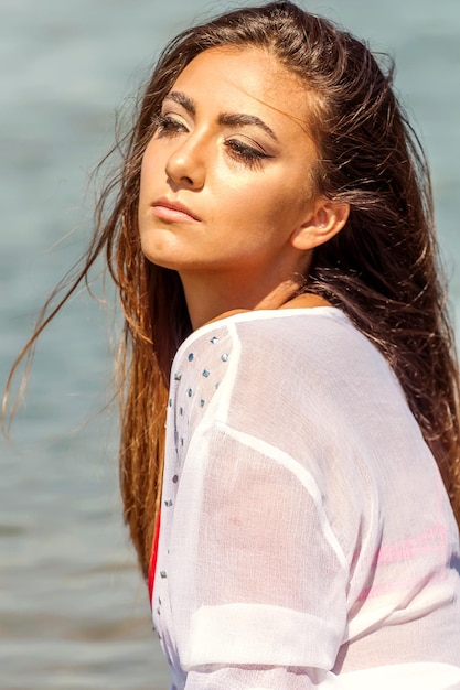 Portrait de belle femme sur la mer Jour d'été