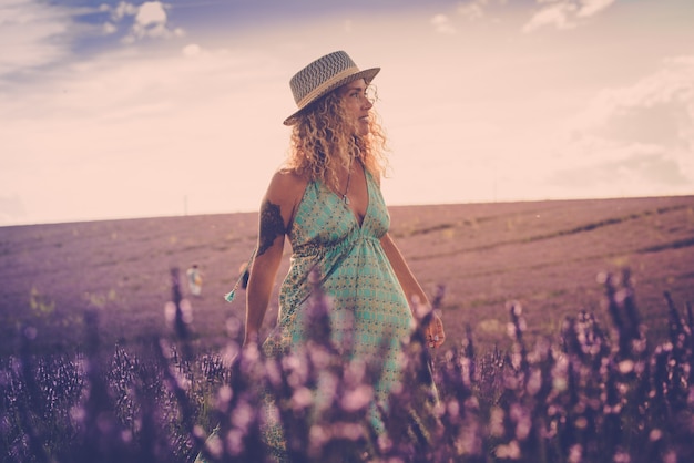 Portrait d'une belle femme à la mode dans les champs de lavande visitant valensole provence france pour les vacances d'été seules - concept de beauté et de voyage à la mode personnes profitant de l'extérieur