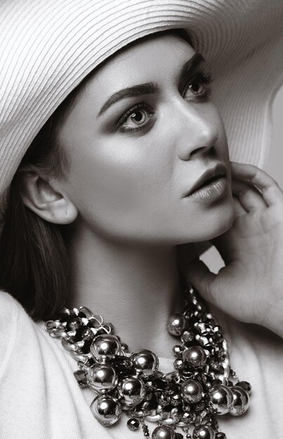 Photo portrait d'une belle femme à la mode dans un chapeau blanc