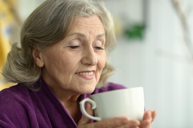 Portrait d'une belle femme mûre sur un fond clair