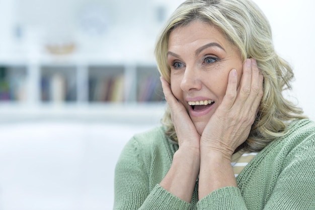 Portrait de belle femme mûre à la maison