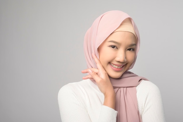 Portrait de belle femme musulmane avec hijab sur fond blanc studio