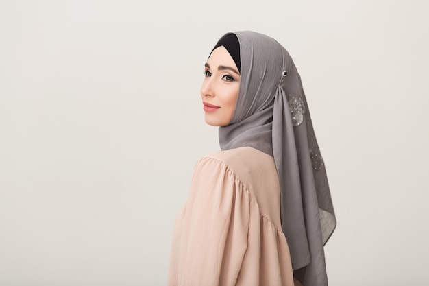 Portrait d'une belle femme musulmane en hijab sur fond de studio, espace pour copie