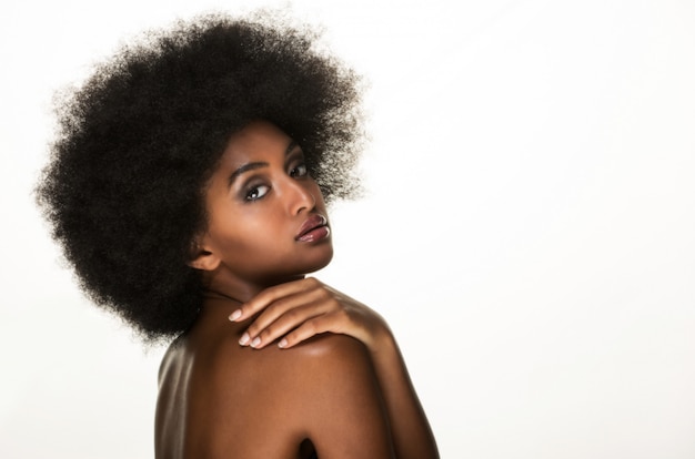 Portrait de belle femme noire, concept de beauté et soins de la peau