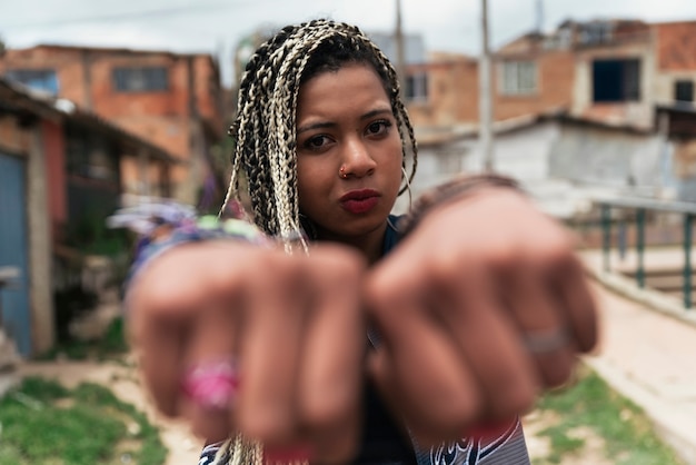 Portrait de belle femme noire dans son quartier. Concept de bidonville.