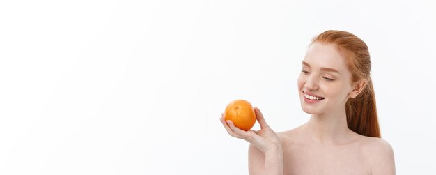 Portrait belle femme avec une orange isolée