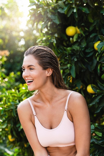 Portrait d'une belle femme à la peau lisse contre les citronniers