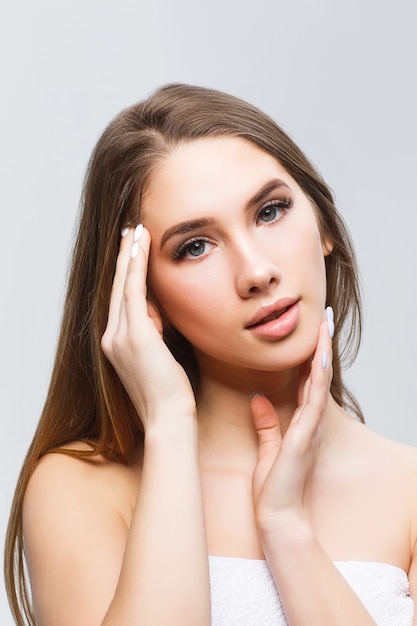 Portrait de belle femme avec une peau propre et maquillage naturel.