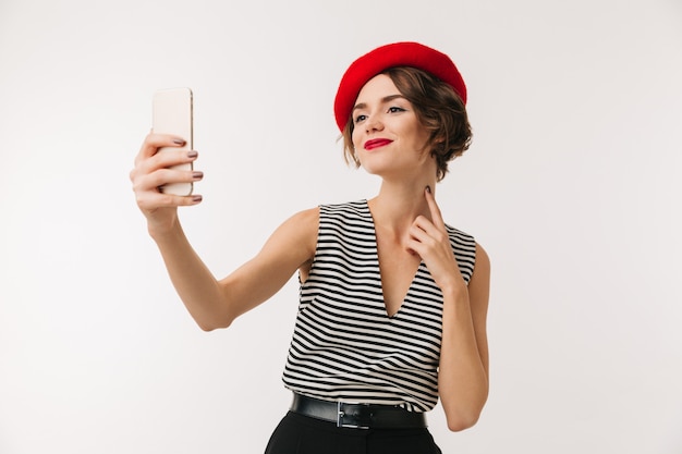 Portrait d'une belle femme portant un béret rouge